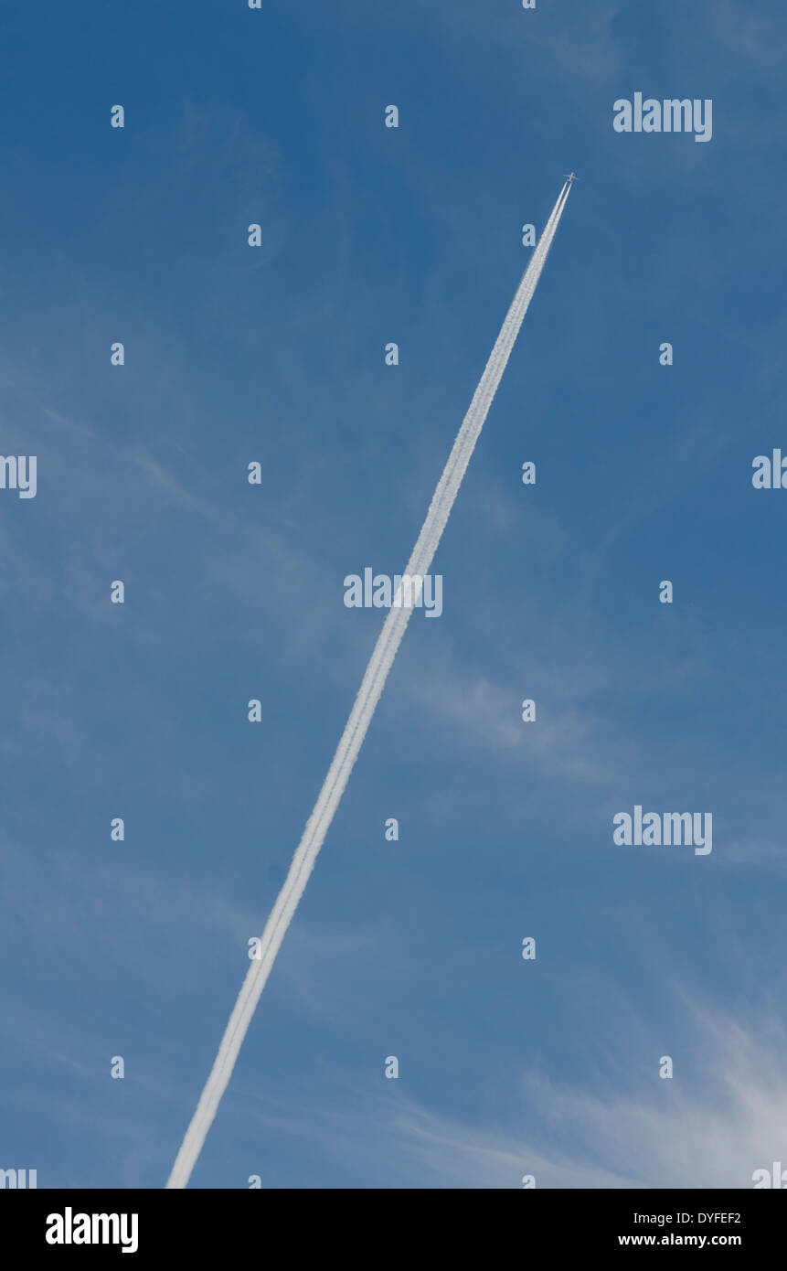 Kondensation-Trail des Flugzeugs im blauen Himmel Stockfoto