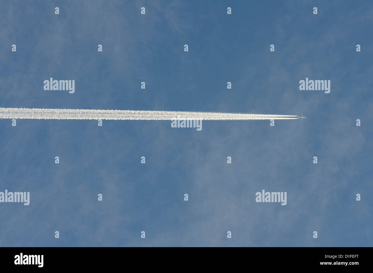 Kondensation-Trail des Flugzeugs im blauen Himmel Stockfoto