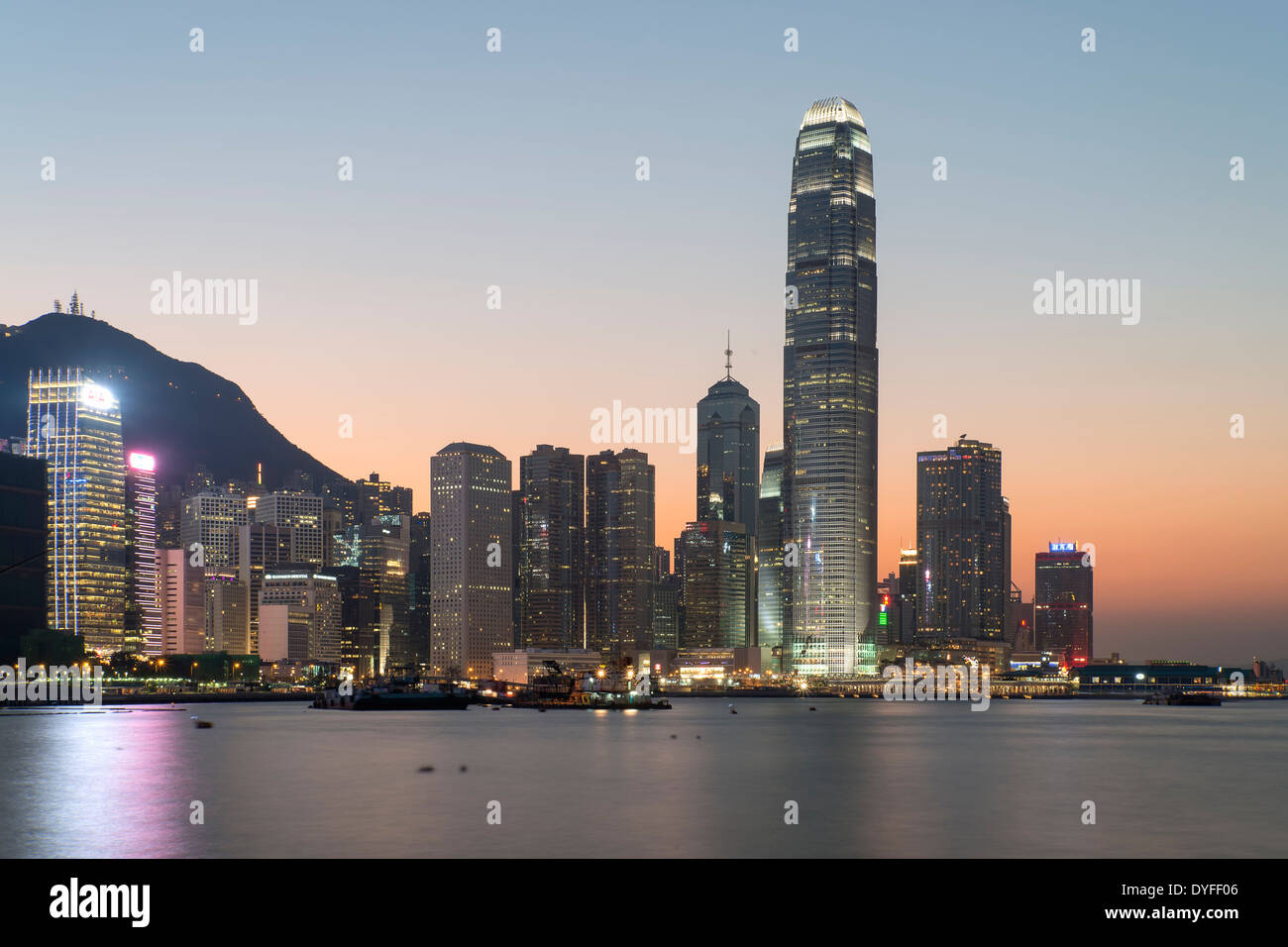 Hong Kong Stadt in der Abenddämmerung Stockfoto
