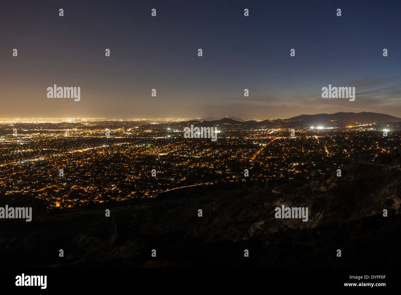 Nachtansicht von Pasadena, Glendale und Downtown Los Angeles. Stockfoto