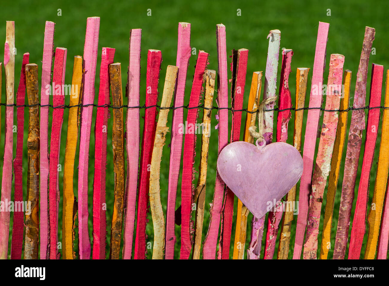 Herz auf einem bunten Garten Zaun Stockfoto