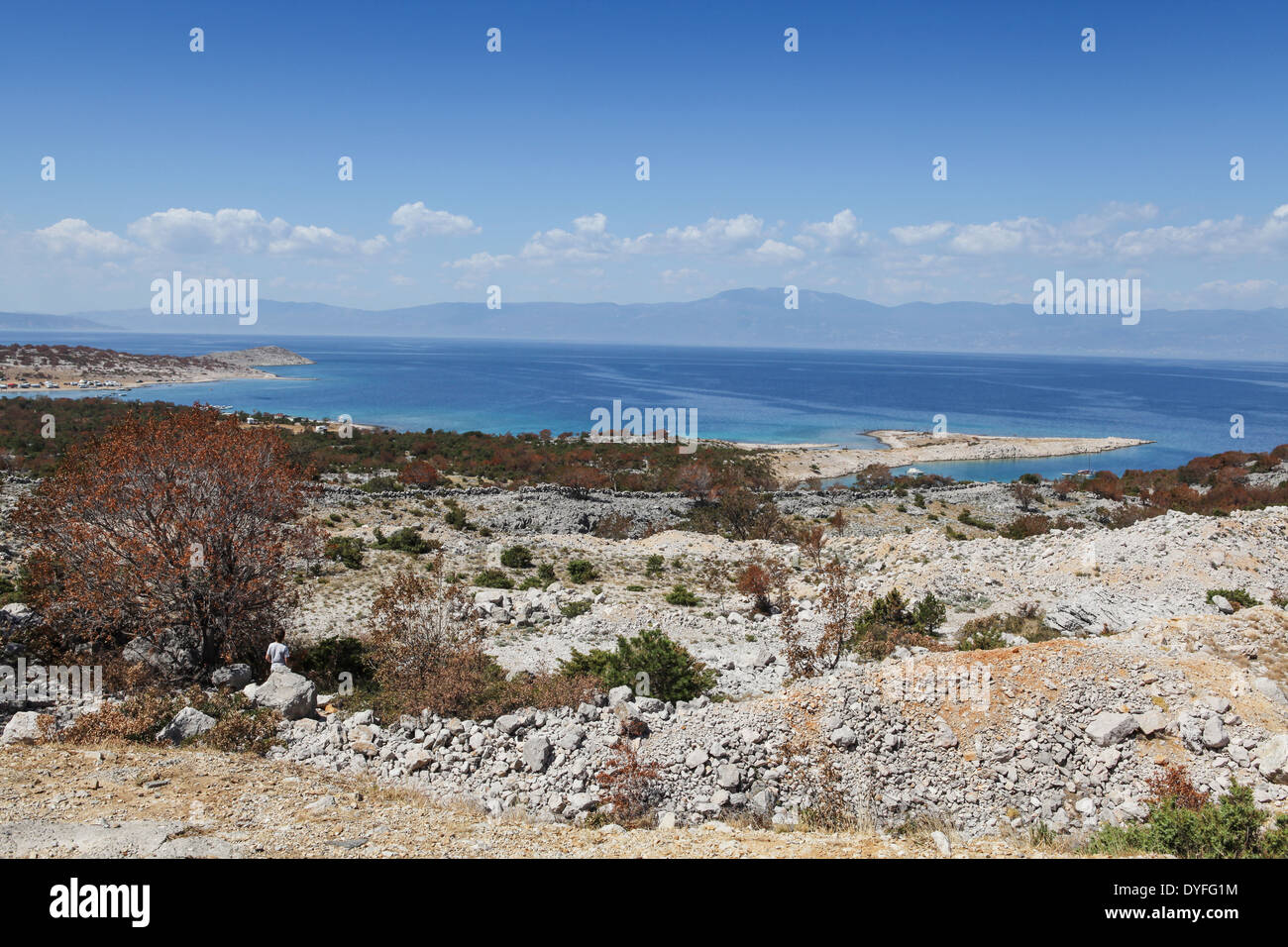 Adria und bergige Küste Kroatiens von der Insel Krk, die größte kroatische Insel. Stockfoto