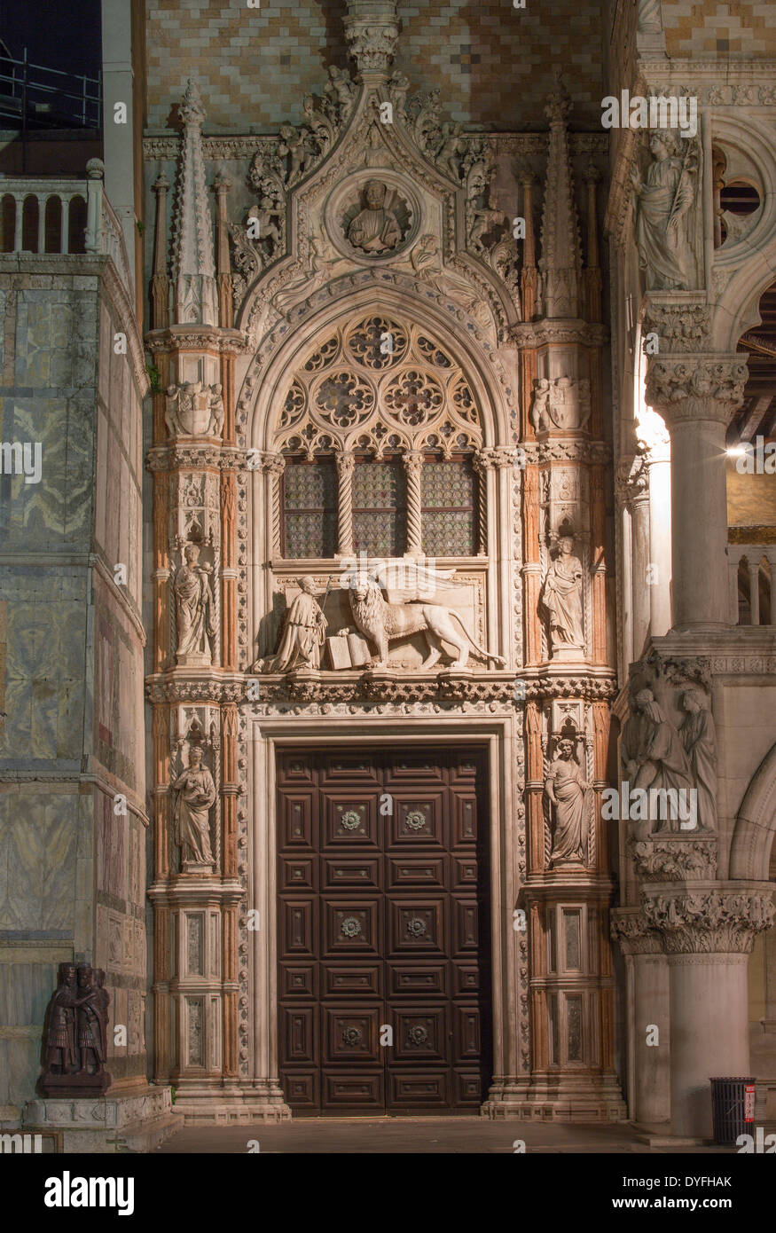 Venedig - Portal der Dogenpalast in der Nacht - Porta Della Carta von Francesco Foscari Stockfoto