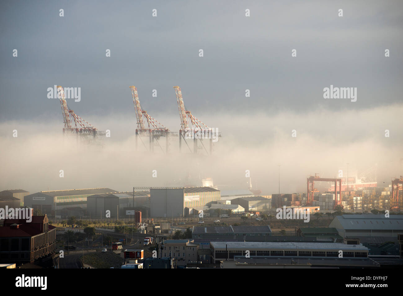 Frühen Morgennebel Meer über die Docks in Cape Town, South Africa Stockfoto