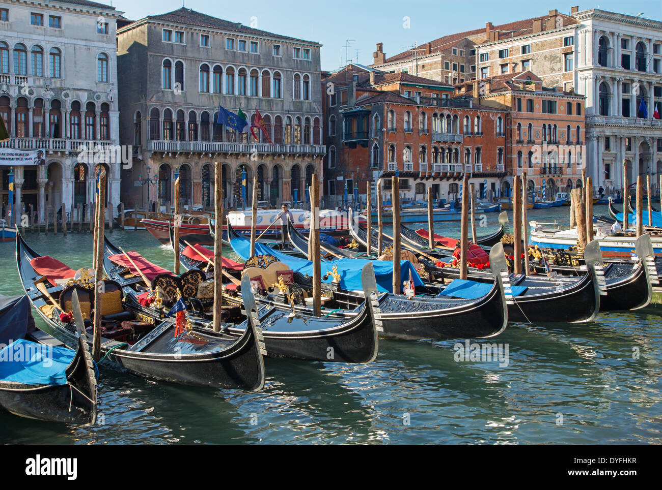 Venedig, Italien - 12. März 2014: Canal Grande und dem Dock Gondeln Stockfoto