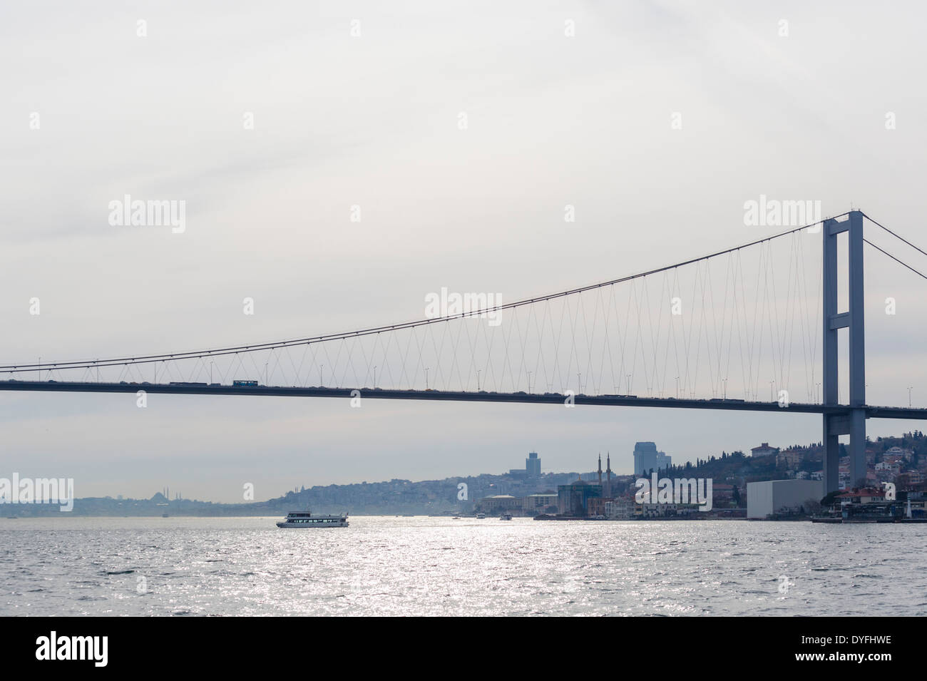 Die Bosporus-Brücke mit Blick auf das Goldene Horn, betrachtet aus einem Bosporus Kreuzfahrt Boot, Istanbul, Türkei Stockfoto