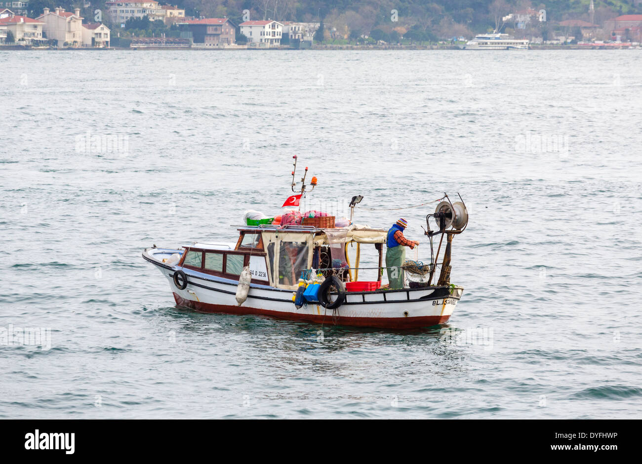 Kleines Fischerboot am Bosporus, Istanbul, Türkei Stockfoto