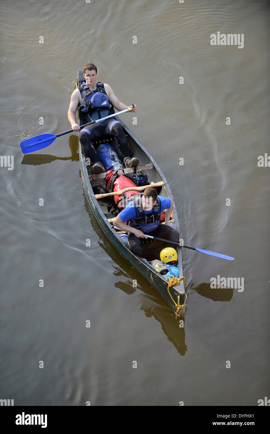 Männer Kanufahren Kanu River Severn Uk Stockfoto