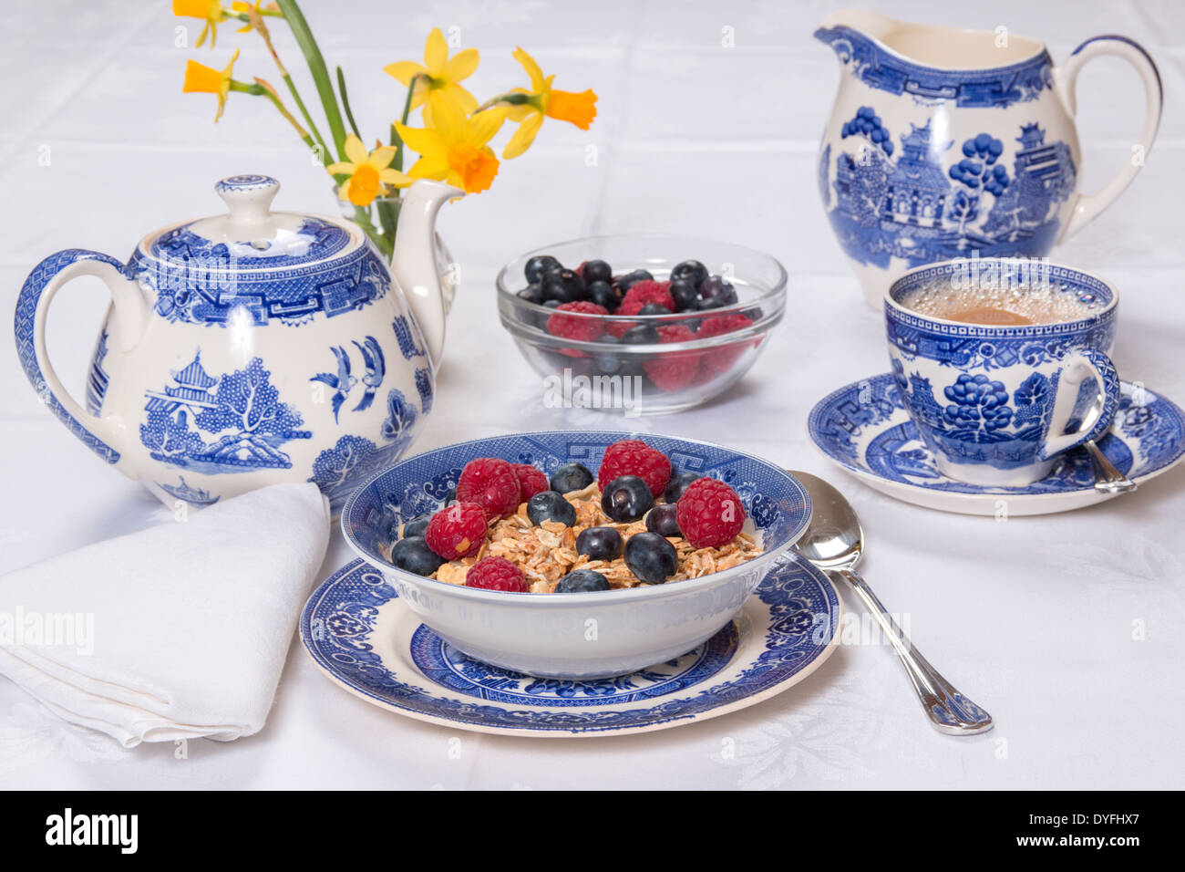 Frühstück mit Müsli/Müsli und Heidelbeeren Milch "blaue und weiße Geschirr set auf einer weißen Damast Tischdecke (24 von 26) Stockfoto