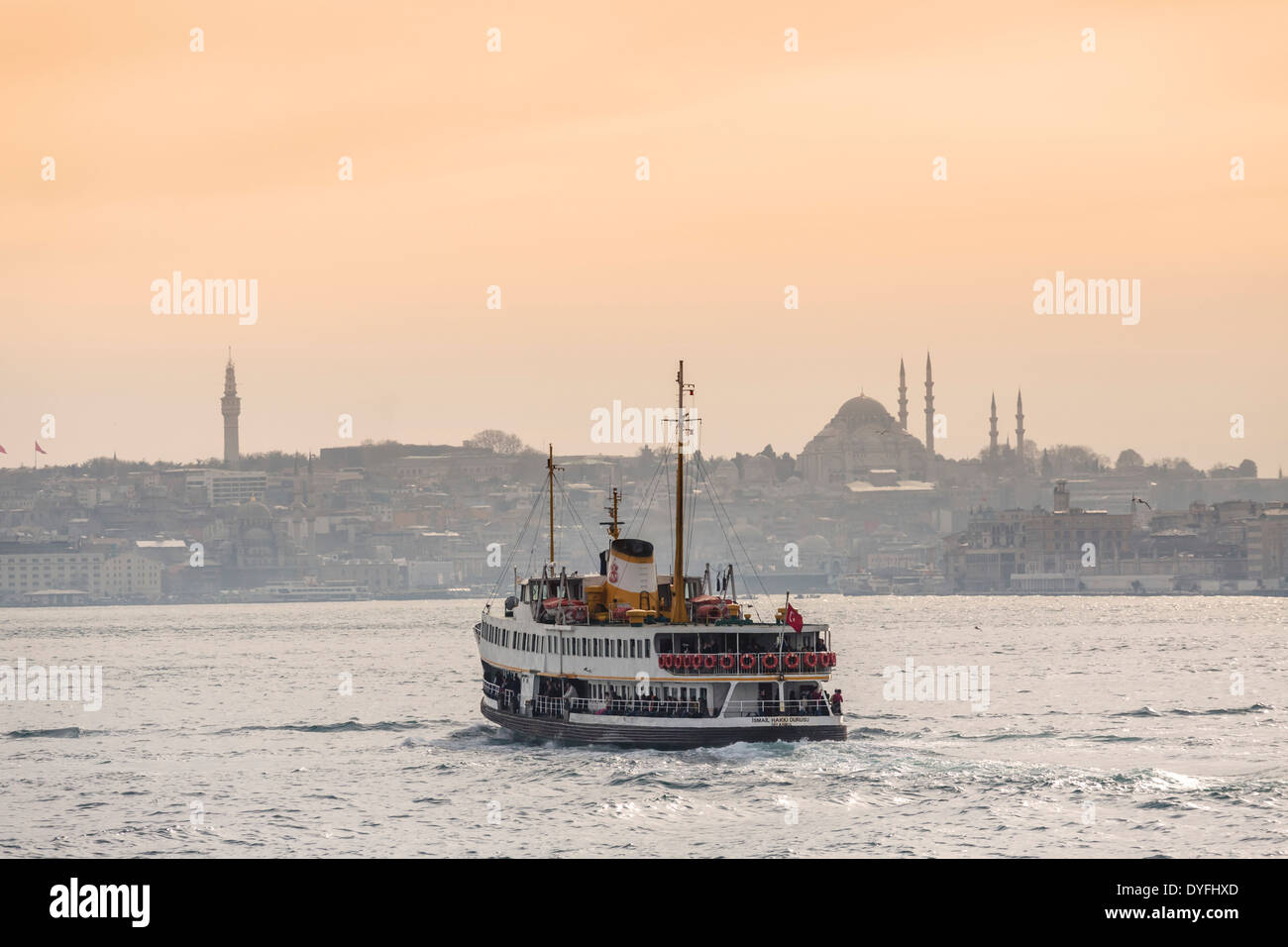 Kreuzfahrt Schiff/Fähre auf die Bosporus-Überschrift in Eminonu, Istanbul, Türkei Stockfoto