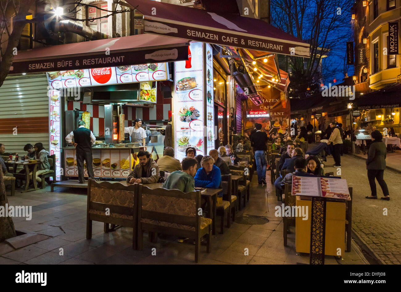 Restaurant in der Nacht auf Divan Yolu Caddesi im Stadtteil Sultanahmet, Istanbul, Türkei Stockfoto