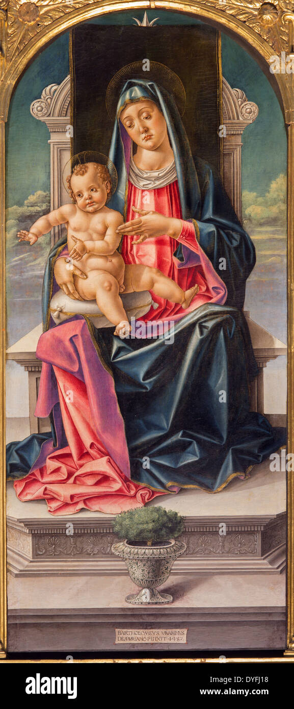 Venedig - Madonna auf den Tron und Heiligen von Bartolomeo Vivarini in Kirche Basilica di Santa Maria Gloriosa dei Frari. Stockfoto