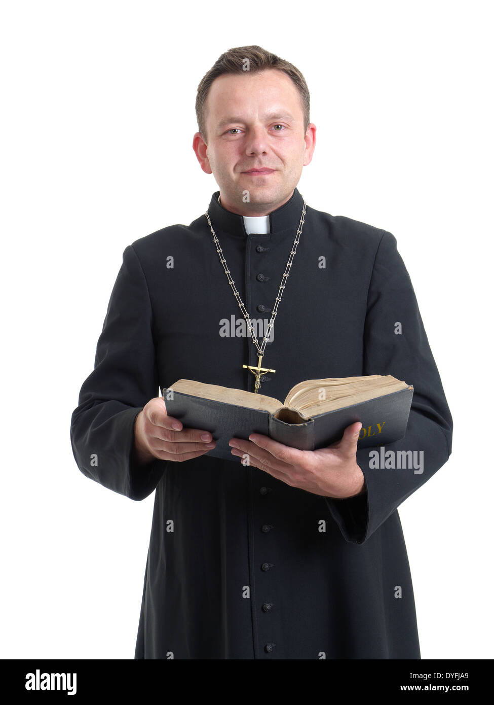 Lächelnd katholischer Priester der Heiligen Bibel erschossen auf weiß Stockfoto