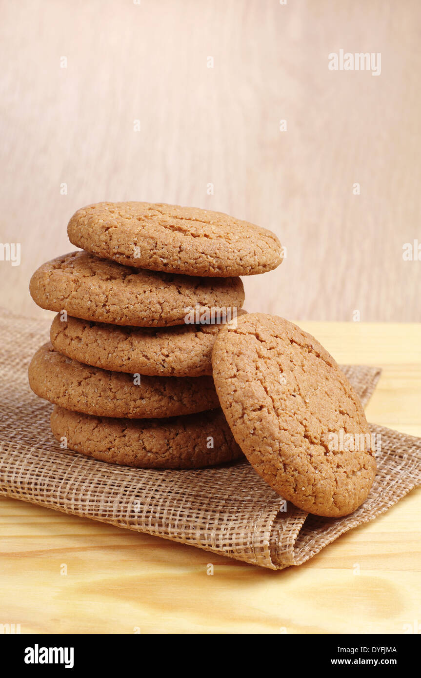 Hafer-Cookies auf einer Serviette aus einem groben Stoff Stockfoto