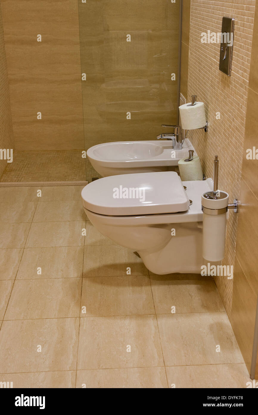 WC-Raum mit wc, Bidet und Dusche Stockfoto