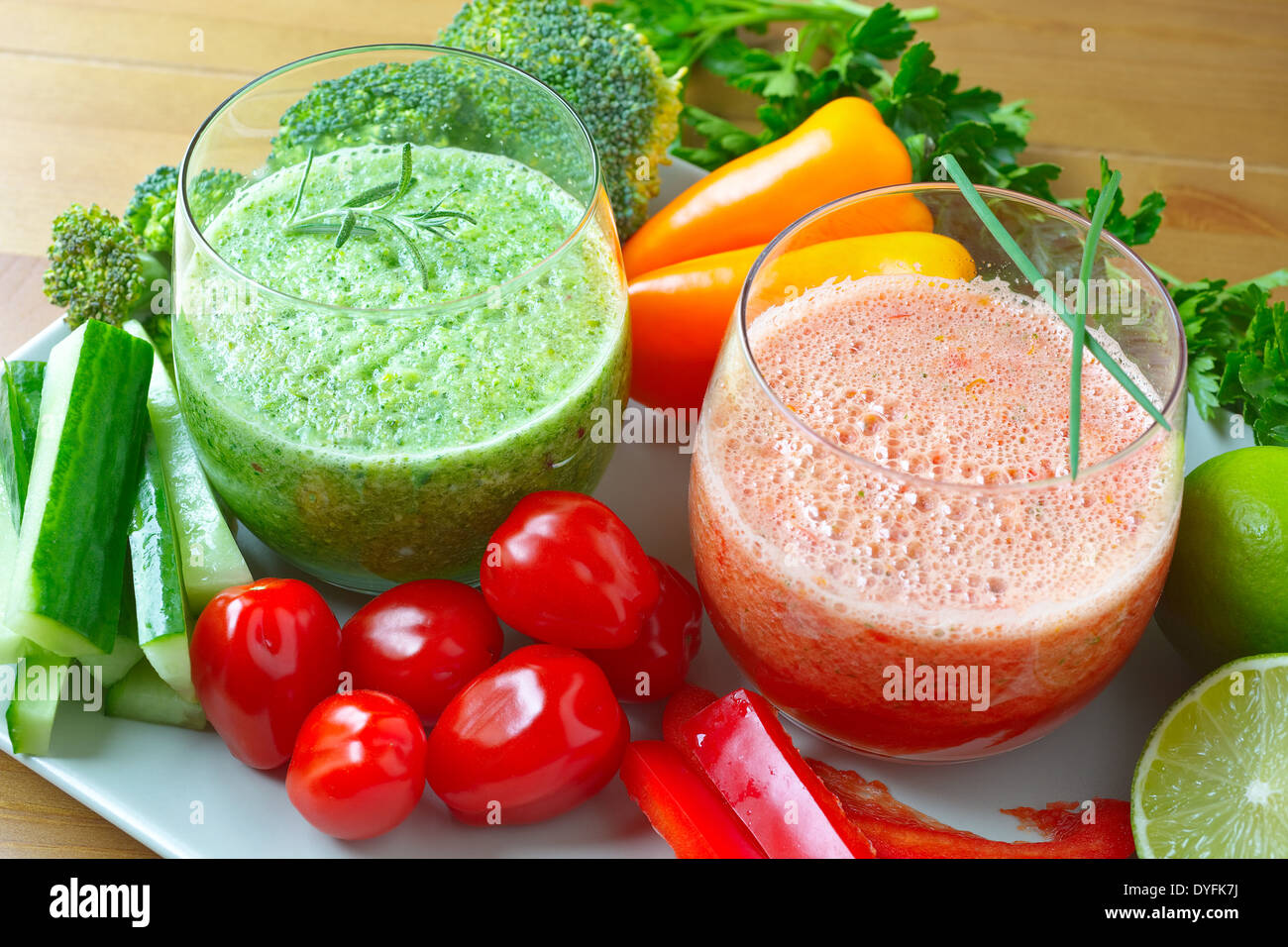 Brokkoli, Gurken oder Tomaten, Paprika-smoothie Stockfoto