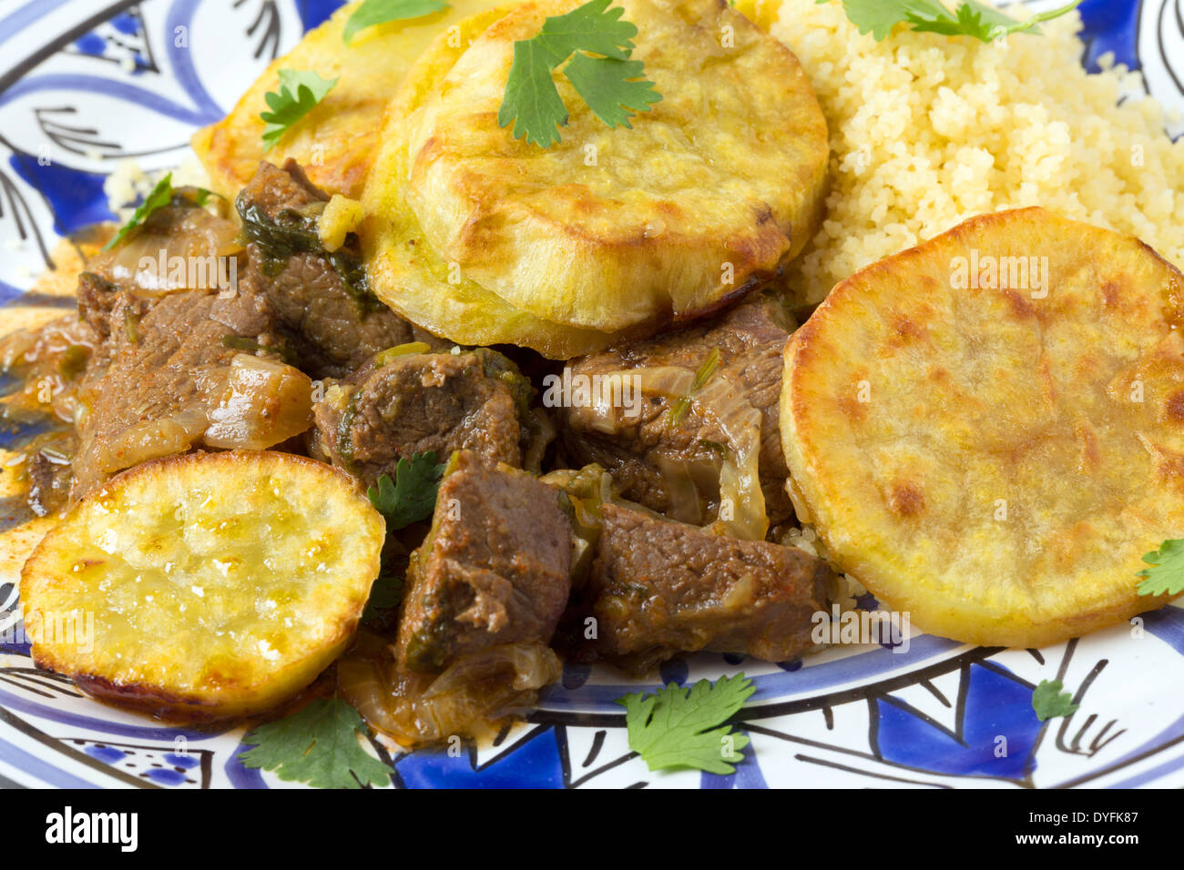 Marokkanische Süßkartoffel und Rindfleisch Tajine Nahaufnahme auf einer Platte. Ein traditionelles Gericht aus Fez Stockfoto