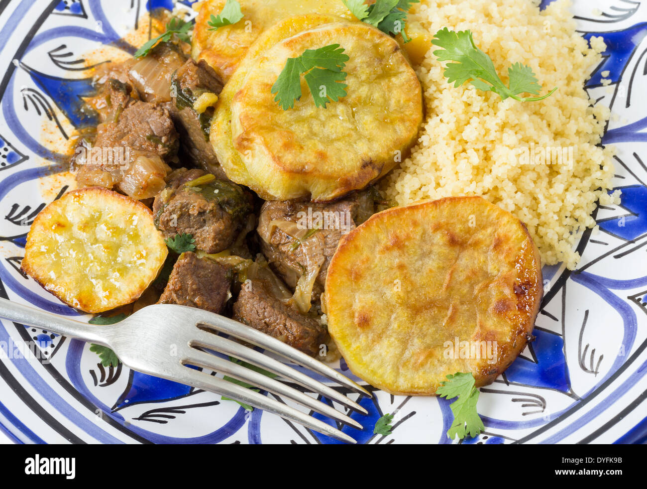 Marokkanische Süßkartoffel und Rindfleisch-Tajine mit Couscous, Closeup auf einem Teller mit einer Gabel einstechen. Ein traditionelles Gericht aus Fez Stockfoto