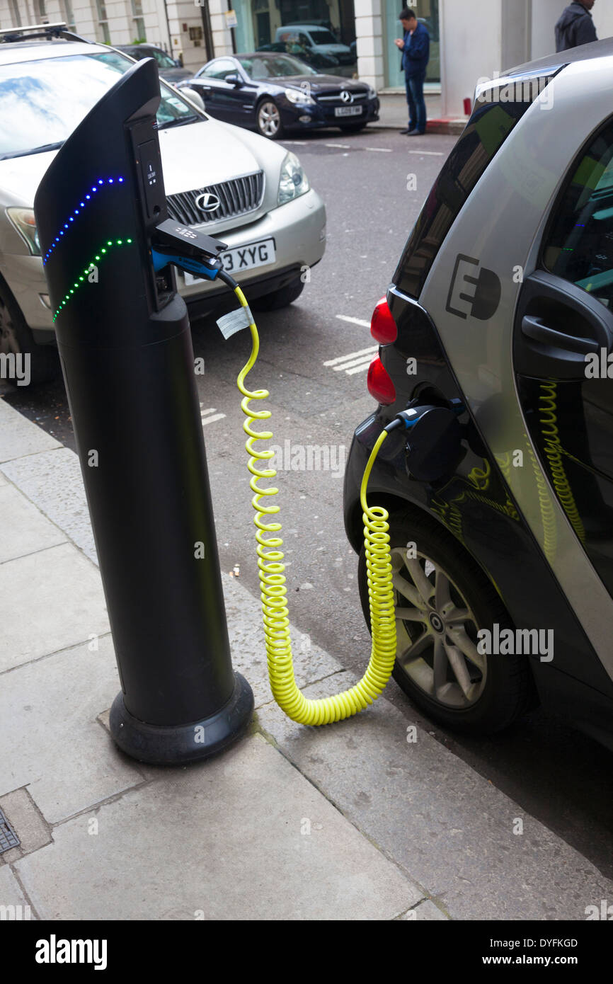 Smart Elektroauto bei Aufladung am Straßenrand Ladepunkt, London, UK Stockfoto