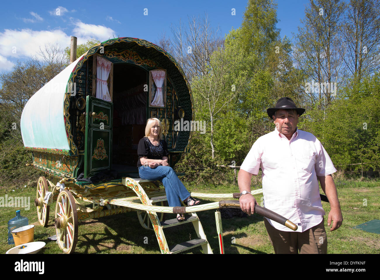 Roma-Zigeuner außerhalb ihrer Vardo, Gypsy und Traveller Website, West Sussex, England, UK Stockfoto