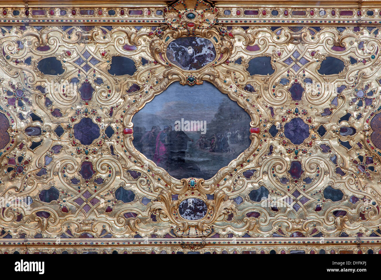 Venedig, Italien - 13. März 2014: Detail aus goldene Dekoration der Seitenaltar in der Kirche Santa Maria della Salute. Stockfoto