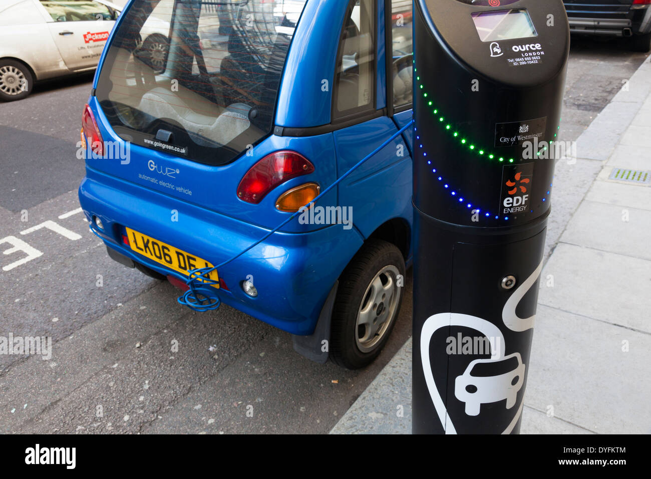 G-Wiz Elektroautos bei Aufladung am Straßenrand Ladepunkt, London, UK Stockfoto