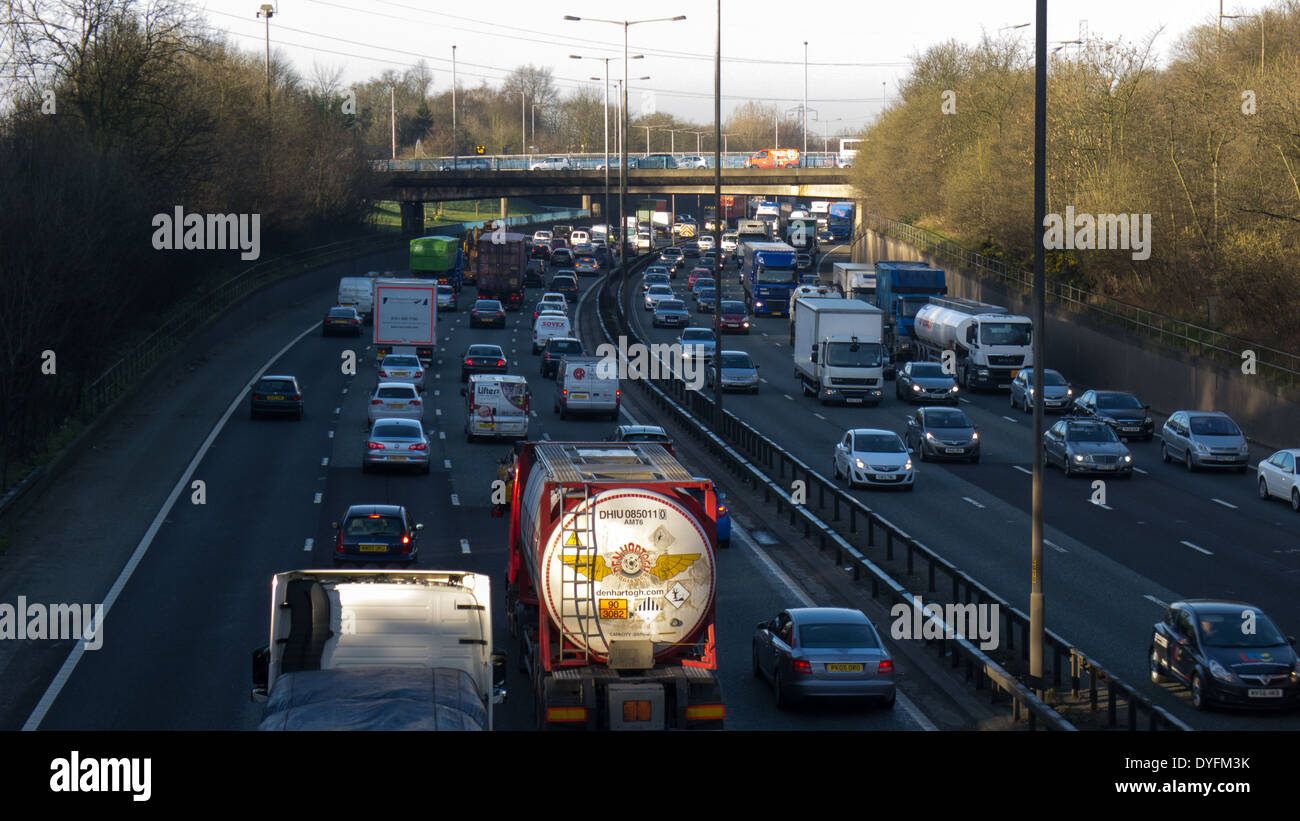 Stark befahrenen Autobahn M60 in Manchester, UK Stockfoto