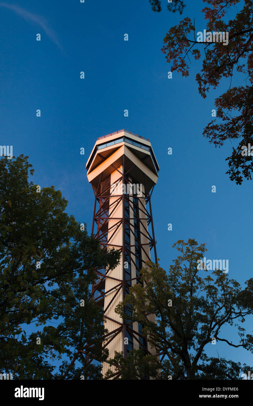 USA, Arkansas, heiße Quellen, Hot Springs Mountain Tower in der Abenddämmerung Stockfoto