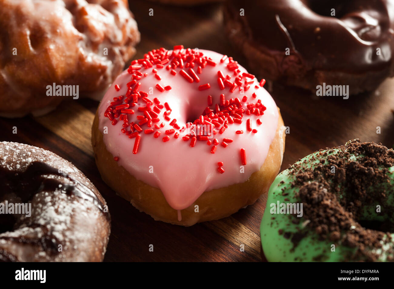 Verschiedene hausgemachte Gourmet glasierte Donuts auf einem Hintergrund Stockfoto
