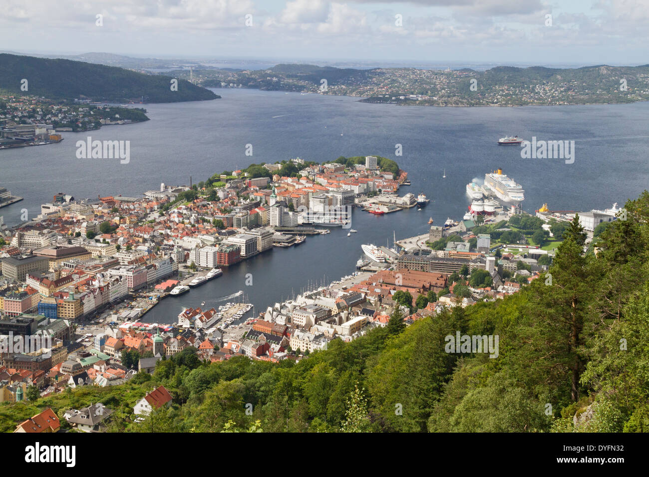 Blick auf Hafen von Bergen, vom Hang, zeigt Stadt und Hafen und der näheren Umgebung, Norwegen, Europa Stockfoto