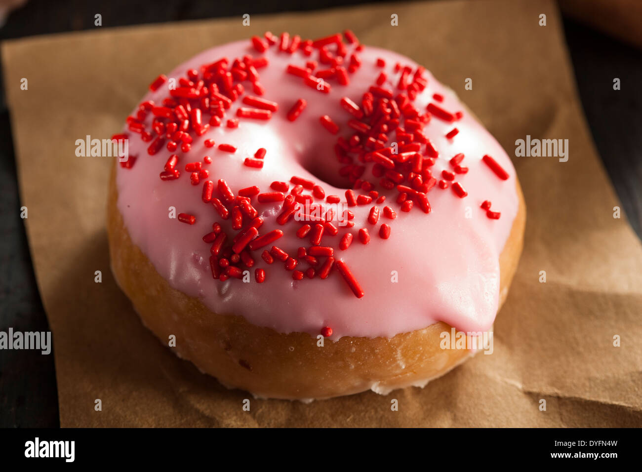 Verschiedene hausgemachte Gourmet glasierte Donuts auf einem Hintergrund Stockfoto