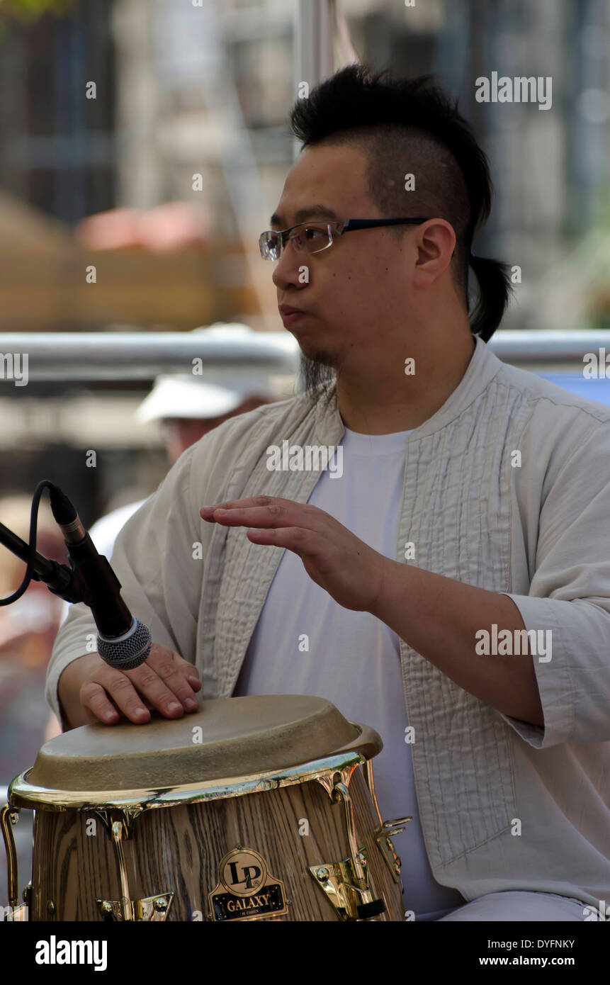 Bongospieler mit "SZK Sizhukong" am Faschingsdienstag, Bestandteil der Edinburgh Jazz und Blues Festival im Juli 2013 durchführen. Stockfoto