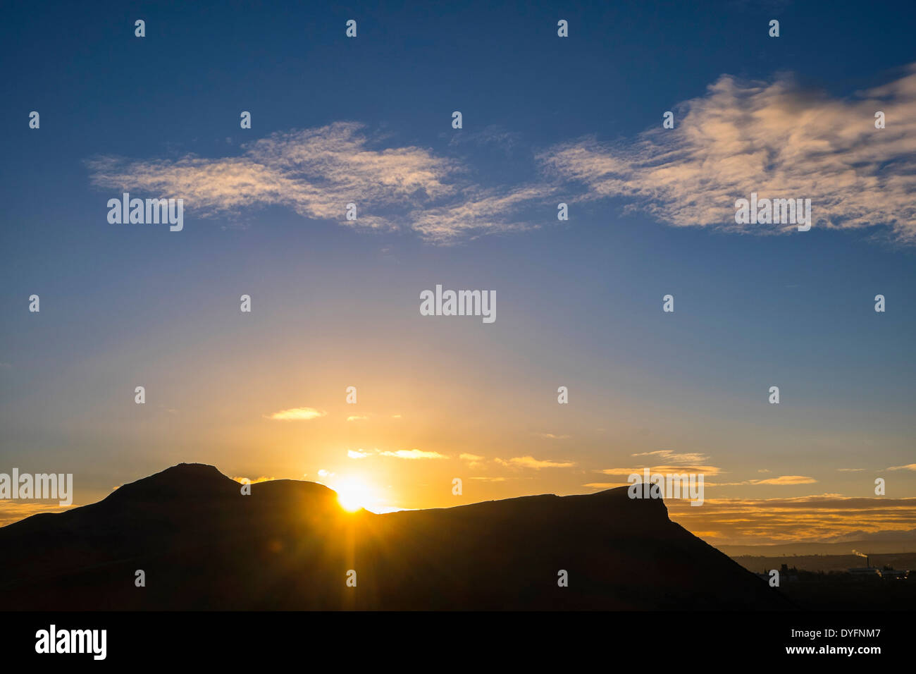 Sonnenaufgang über Arthurs Seat in Edinburgh, Schottland Stockfoto