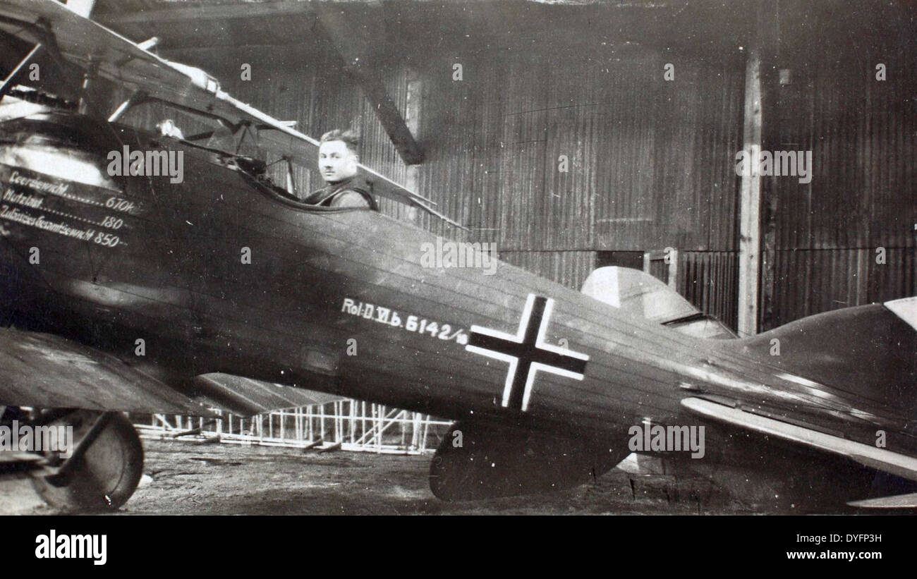 Dieses Foto zeigt ein deutsches Flugzeug aus dem Zweiten Weltkrieg, ausgestellt auf der A.S.P.C. Nr. 21, einem Luftwaffenstützpunkt oder einer Luftfahrtanlage. Deutsche Flugzeuge aus dem Zweiten Weltkrieg waren in den Luftschlachten über Europa von zentraler Bedeutung und trugen zu den Luftkampfstrategien der Achsenmächte bei. Stockfoto