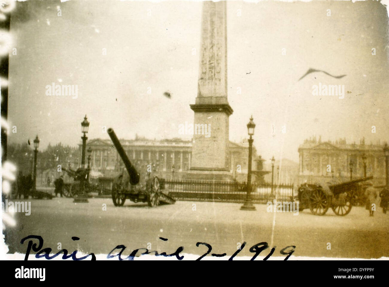 Diese Fotografie aus dem Jahr 1919 zeigt die belebten Straßen von Paris kurz nach dem Ersten Weltkrieg. Die Stadt durchlief eine Zeit des Wiederaufbaus und des Übergangs, mit wichtigen Veränderungen in der städtischen Landschaft und Infrastruktur nach dem Ende des Krieges. Stockfoto