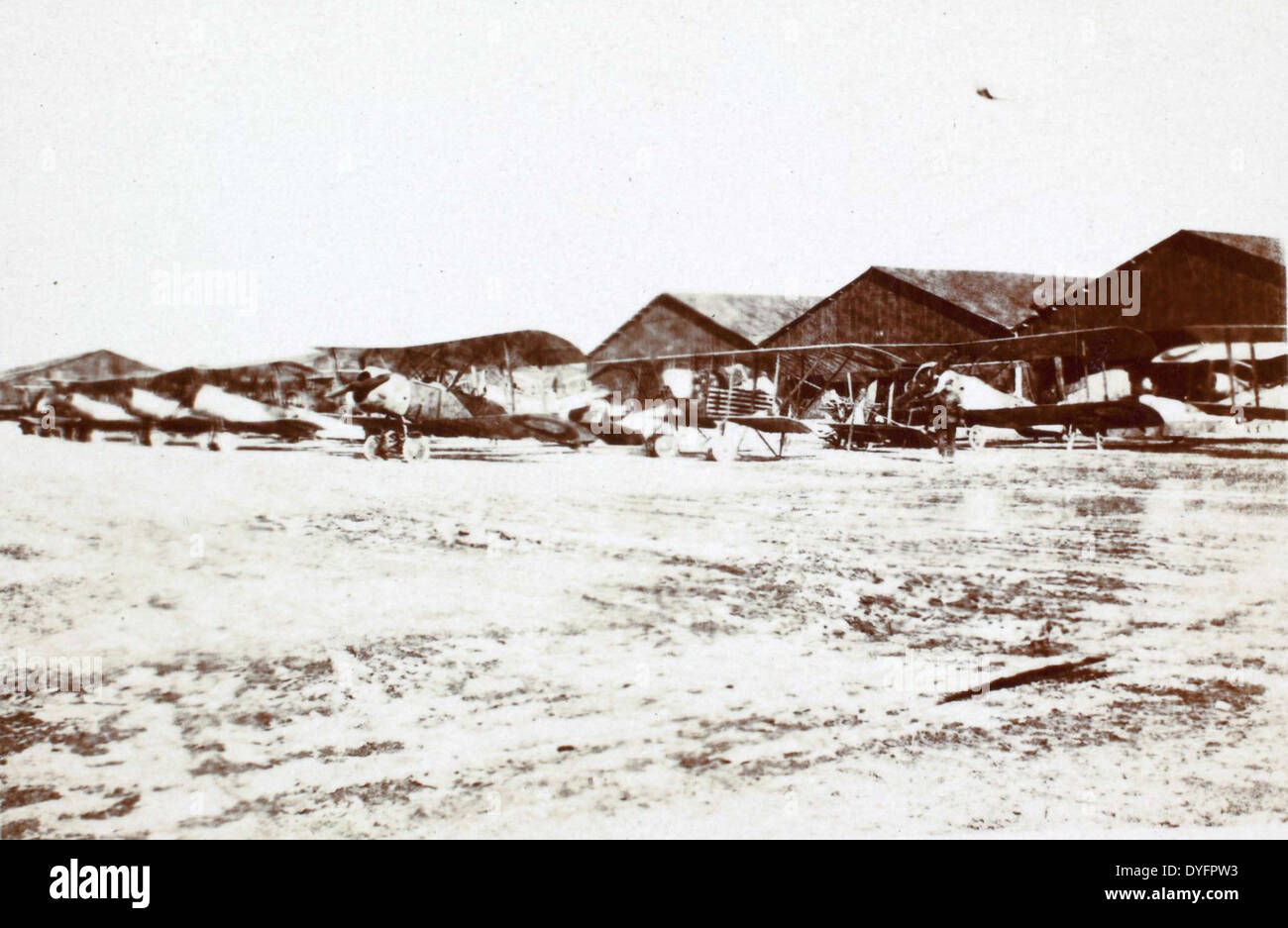 Dieses Bild ist Teil der Denbo-Kollektion und dokumentiert wichtige Momente in der militärischen Luftfahrt. Das Foto zeigt Flugzeuge und Personal, die an historischen Militäroperationen beteiligt sind, und trägt zum umfassenderen Verständnis der Luftfahrtgeschichte bei. Stockfoto