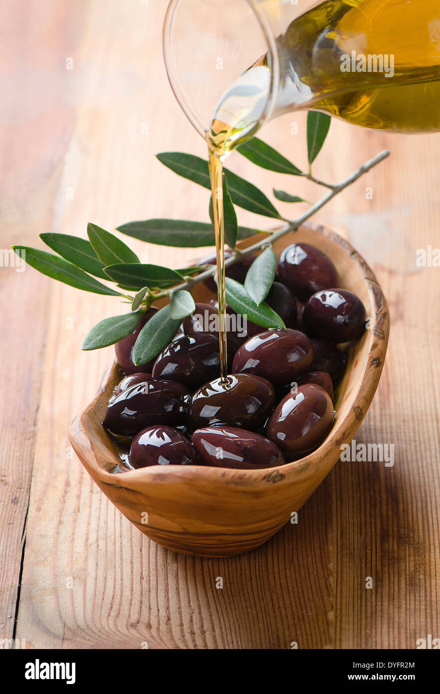 Frischen Oliven und Olivenöl Stockfoto