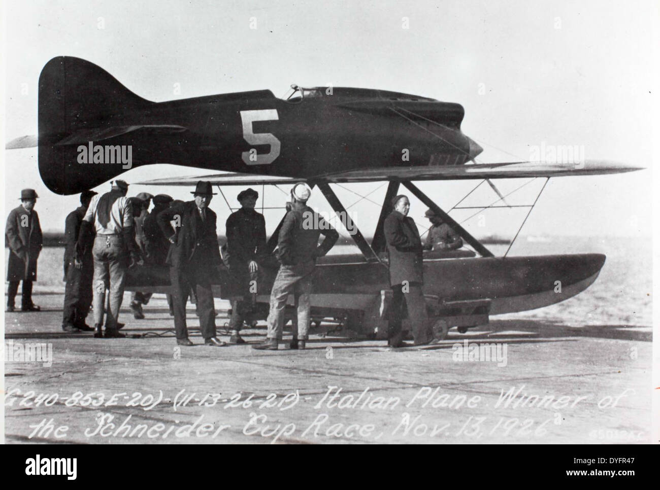 Die Macchi M.39 war ein italienisches Wasserflugzeug, das in den späten 1920er Jahren entwickelt wurde Es war bekannt dafür, dass es 1929 den Geschwindigkeitsrekord für Wasserflugzeuge mit Geschwindigkeiten von über 400 km/h aufstellte Das schlanke Design und die fortschrittliche Technik machten das Flugzeug zu einem herausragenden Produkt in der Luftfahrt. Stockfoto