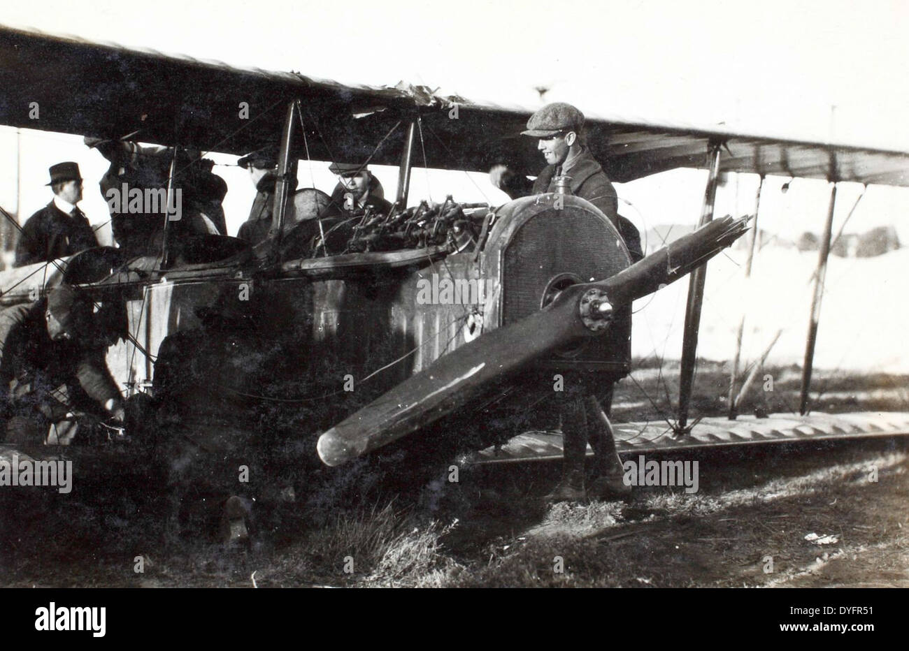 Frank Clarke war ein bekannter Barnstormer und Stuntpilot in den ersten Jahren der Luftfahrt. Seine waghalsigen Auftritte auf Flugshows und seine Arbeit in Hollywood-Filmen machten ihn zu einer Ikone der Stuntflieger-Community im goldenen Zeitalter der Luftfahrt. Stockfoto