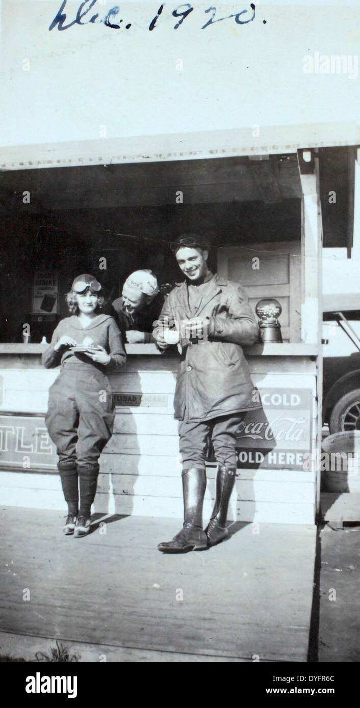 Dieses Foto von Frank Clarkes Album zeigt den kühnen Barnstormer, der Stunt-Fliegen im Chaplin Field vorführt. Clarke war bekannt für seine Luftfahrt-Meisterleistungen und Stuntfliegen, die auch zu seinen Auftritten in Hollywood-Filmen beitrugen. Stockfoto