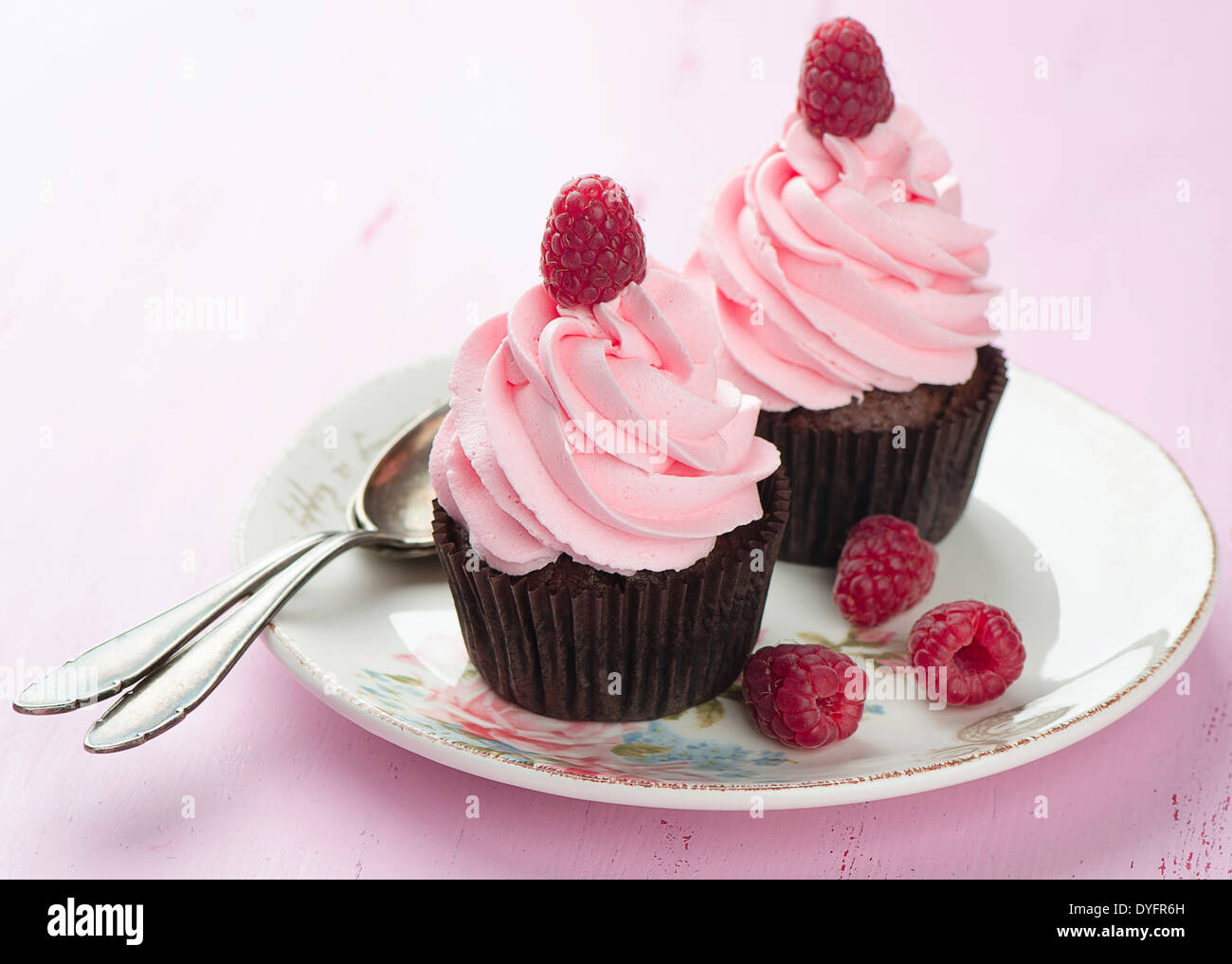 Himbeer Schoko Muffins Stockfotografie - Alamy