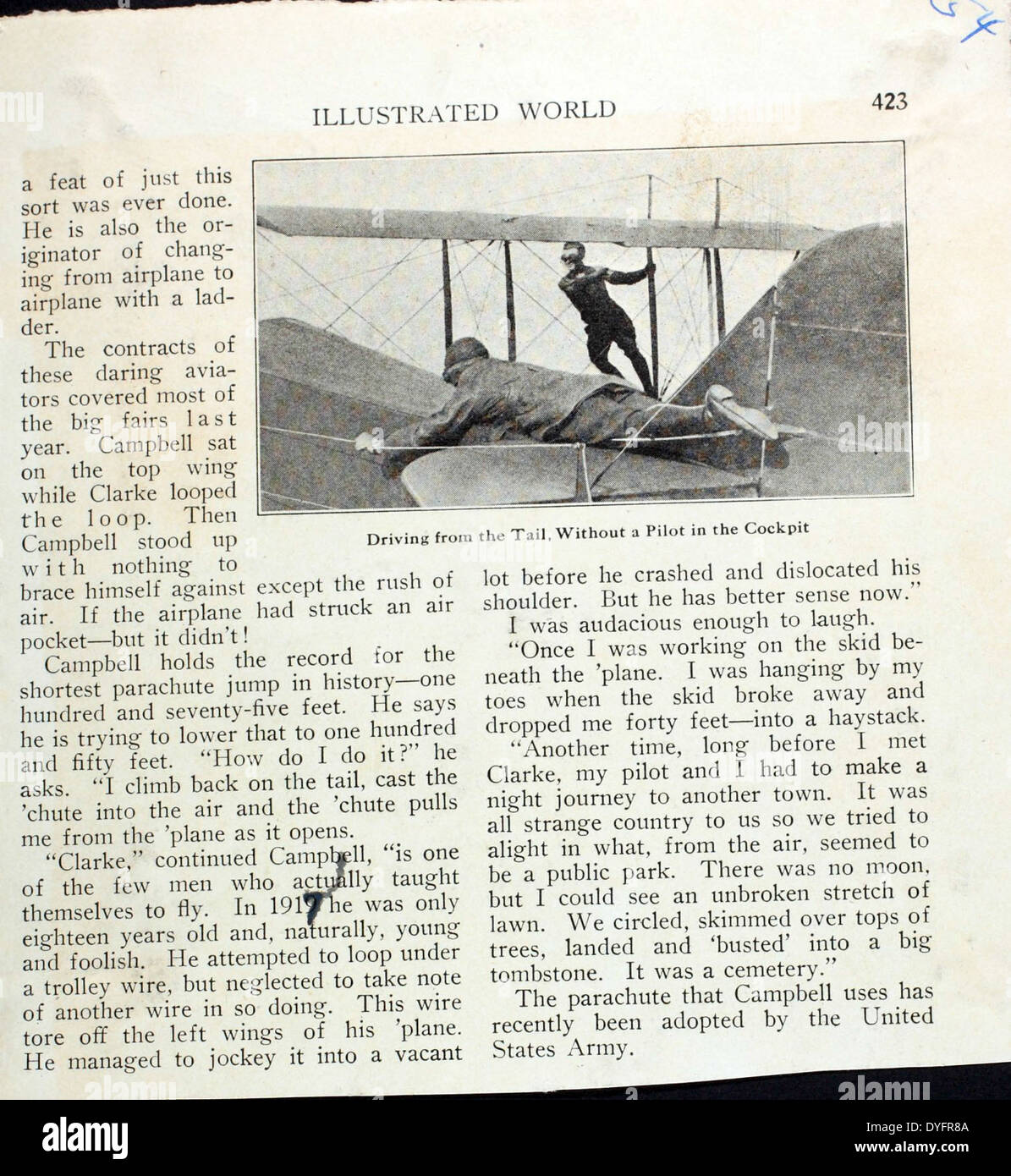 Das AL11-Foto zeigt Frank Clarke, einen berühmten Barnstormer und Stuntpiloten, auf Chaplin Field. Clarke war bekannt für sein waghalsiges Stuntfliegen und seine Beteiligung an Hollywood-Filmen, was ihn zu einer prominenten Persönlichkeit in der frühen Luftfahrt machte. Stockfoto