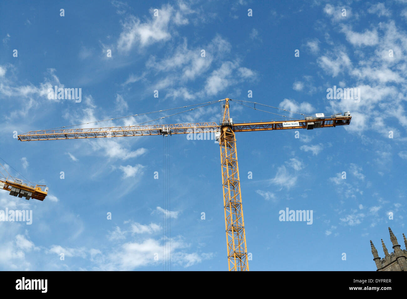 Hohen Baukran auf einer Baustelle Stockfoto