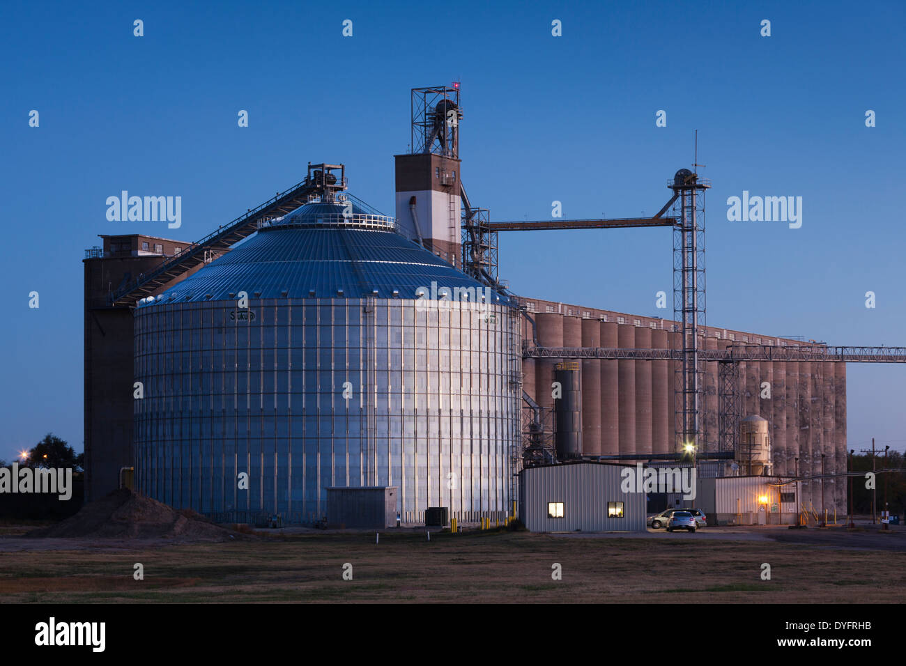 USA, Kansas, Hutchinson, Getreidesilo im Morgengrauen Stockfoto