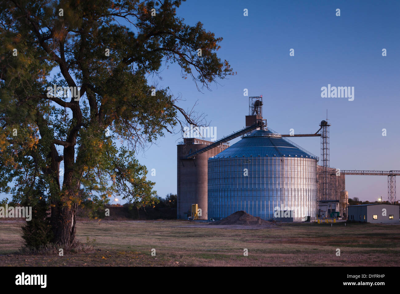 USA, Kansas, Hutchinson, Getreidesilo im Morgengrauen Stockfoto