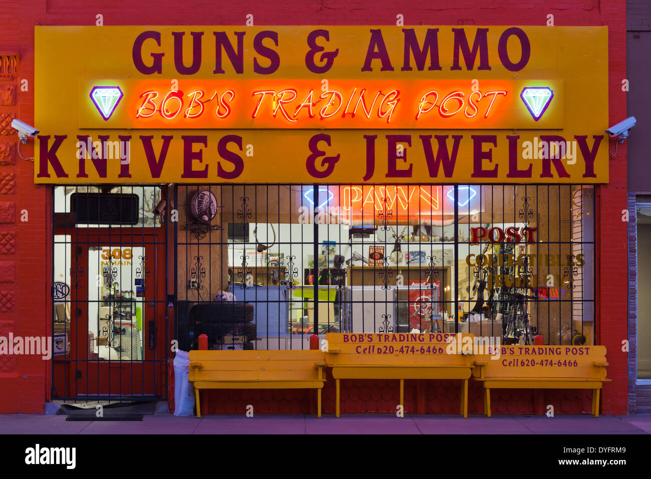 USA, Kansas, Hutchinson, Leuchtreklame shop für Waffen und Munition Stockfoto