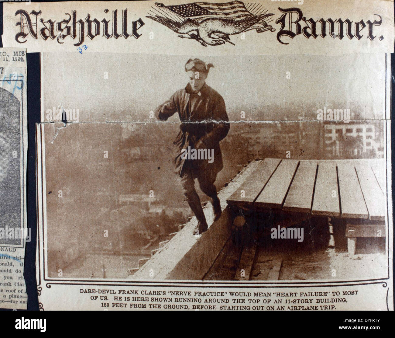 Dieses Bild aus dem Frank Clarke Album zeigt Stuntfliegen im Chaplin Field, wo Clarke waghalsige Flugmanöver durchführte. Clarke, ein beliebter Barnstormer und tollwütiger Pilot, war bekannt für seine Auftritte in Hollywood-Filmen und Stuntfliegen. Stockfoto