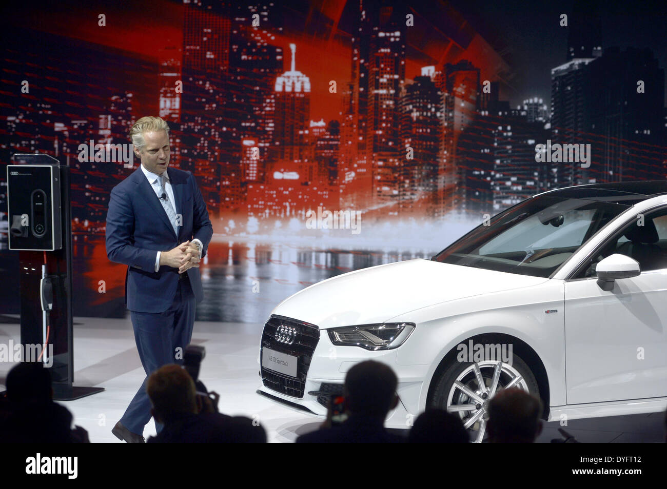 New York, USA. 16. April 2014. Scott Keogh, Präsident von Audi of America führt neue Audi Audi A3 Sportback TDI während der Pressetag der 2014 New York International Auto Show in New York, Vereinigte Staaten, 16. April 2014. Der New York International Auto Show 2014 wird im April 18-27 für die Öffentlichkeit zugänglich sein. Bildnachweis: Wang Lei/Xinhua/Alamy Live-Nachrichten Stockfoto