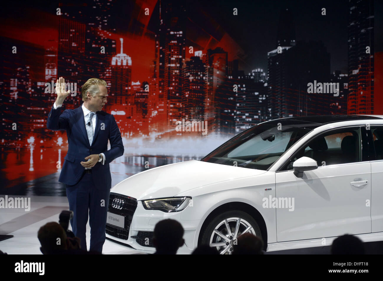 New York, USA. 16. April 2014. Scott Keogh, Präsident von Audi of America führt neue Audi Audi A3 Sportback TDI während der Pressetag der 2014 New York International Auto Show in New York, Vereinigte Staaten, 16. April 2014. Der New York International Auto Show 2014 wird im April 18-27 für die Öffentlichkeit zugänglich sein. Bildnachweis: Wang Lei/Xinhua/Alamy Live-Nachrichten Stockfoto