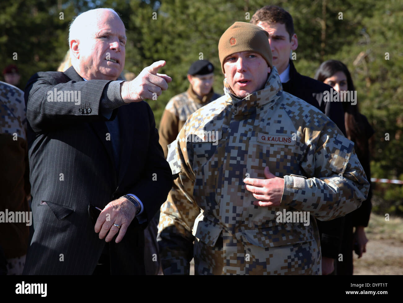 US-Senator John McCain spricht mit lettischen Oberstleutnant Gunars Kaulins während des Trainings Sommer Schild während eines Besuchs in Camp Adazi 15. April 2014 in Adazi, Lettland. United States Marines sind die NATO-Übung zusammen mit der lettischen, litauischen und estnischen Streitkräfte beteiligt. Stockfoto